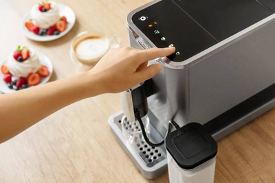 Ekspres Ciśnieniowy z Młynkiem i Wyspą Mleczną Sencor SES 9200CH